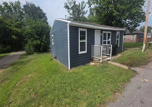 Photo 2 of Single family home for sale at 3510 Marshall St, Greenville, TX 75401 | MLS# 21341741 | Listing updated on 2026-08-27