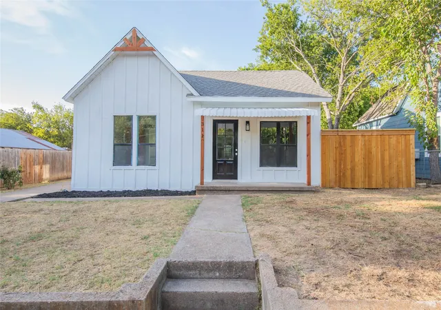 Photo 1 of Single family home for sale at 311 Throckmorton, Weatherford, TX 76086 | MLS# 21338631 | Listing updated on 2026-10-06