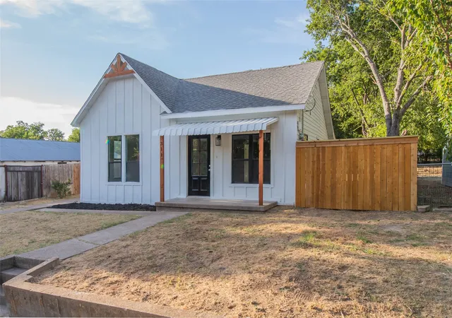 Photo 2 of Single family home for sale at 311 Throckmorton, Weatherford, TX 76086 | MLS# 21338631 | Listing updated on 2026-10-06