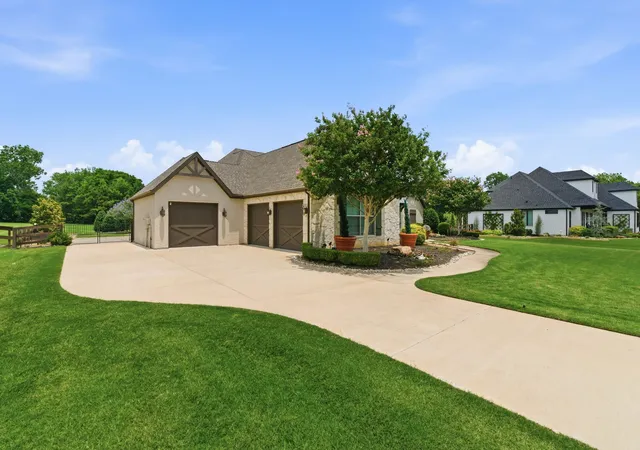 Photo 3 of Single family home for sale at 904 Fincher Trl, Argyle, TX 76226 | MLS# 21339067 | Listing updated on 2026-07-27