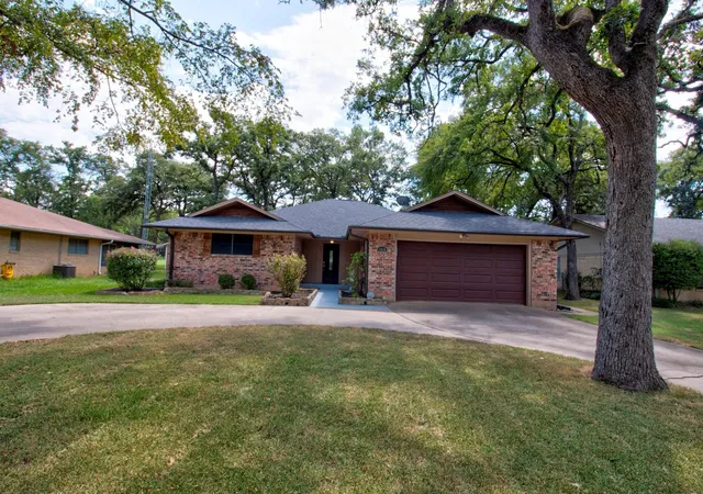 Photo 2 of Single family home for sale at 1010 Kiowa Dr W, Gainesville, TX 76240 | MLS# 21341918 | Listing updated on 2026-07-27