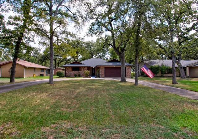 Photo 3 of Single family home for sale at 1010 Kiowa Dr W, Gainesville, TX 76240 | MLS# 21341918 | Listing updated on 2026-07-27