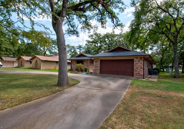 Photo 3 of Single family home for sale at 1010 Kiowa Dr W, Gainesville, TX 76240 | MLS# 21341918 | Listing updated on 2026-07-27