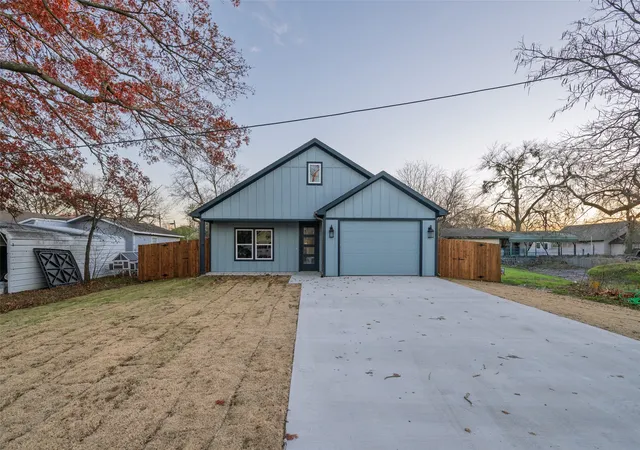 Photo 1 of Single family home for sale at 411 W Elm St, Whitewright, TX 75491 | MLS# 21341473 | Listing updated on 2026-08-23