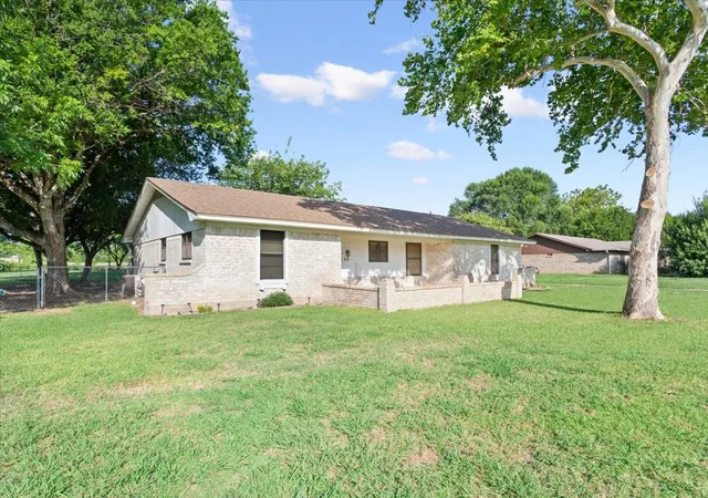 Photo 2 of Single family home for sale at 108 Towne West Dr, Lorena, TX 76655 | MLS# 21334990 | Listing updated on 2026-10-06