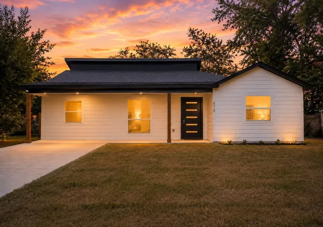 Photo 1 of Single family home for sale at 818 Chickasaw Tr, Grand Prairie, TX 75051 | MLS# 21339588 | Listing updated on 2026-08-29