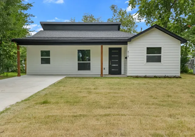 Photo 2 of Single family home for sale at 818 Chickasaw Tr, Grand Prairie, TX 75051 | MLS# 21339588 | Listing updated on 2026-08-29