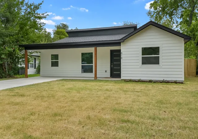 Photo 3 of Single family home for sale at 818 Chickasaw Tr, Grand Prairie, TX 75051 | MLS# 21339588 | Listing updated on 2026-08-29