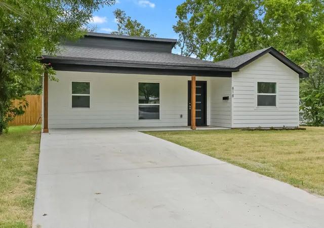 Photo 3 of Single family home for sale at 818 Chickasaw Tr, Grand Prairie, TX 75051 | MLS# 21339588 | Listing updated on 2026-08-29