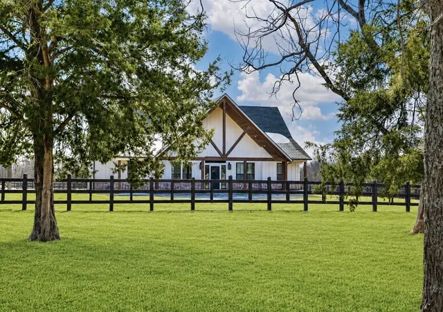Single family home for sale at 1205 Northshore Ln, Valley View, TX 76272 | MLS# 21342023