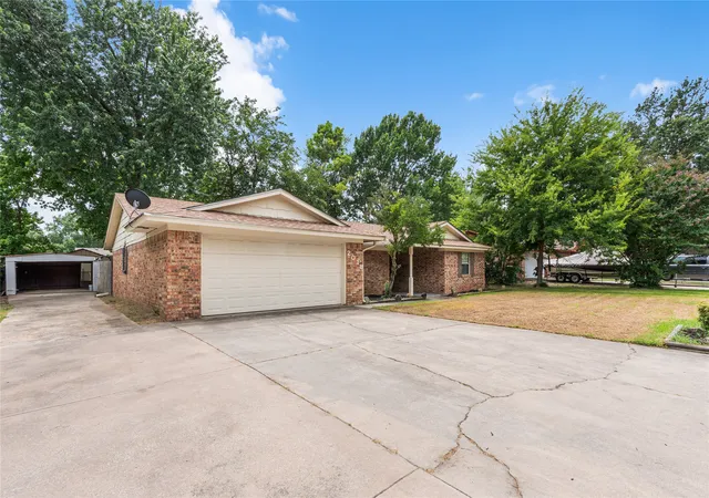 Photo 2 of Single family home for sale at 2018 Ashland St, Gainesville, TX 76240 | MLS# 21337490 | Listing updated on 2026-08-08