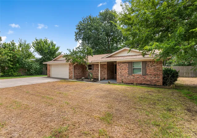 Photo 3 of Single family home for sale at 2018 Ashland St, Gainesville, TX 76240 | MLS# 21337490 | Listing updated on 2026-08-08