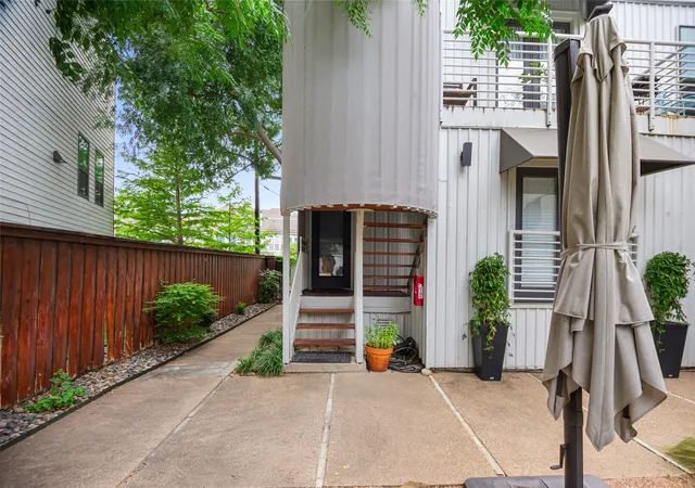 Listing Photo 4 - Condo for sale in building located at 3116 Mahanna St, Dallas, TX 75235 - Unit #1