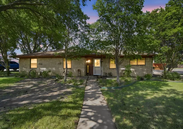 Photo 1 of Single family home for sale at 300 Pebble Creek Ln, Red Oak, TX 75154 | MLS# 21316982 | Listing updated on 2026-09-22