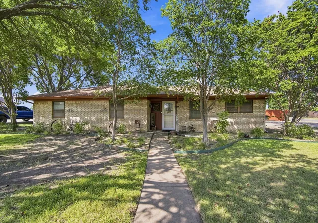 Photo 2 of Single family home for sale at 300 Pebble Creek Ln, Red Oak, TX 75154 | MLS# 21316982 | Listing updated on 2026-09-22