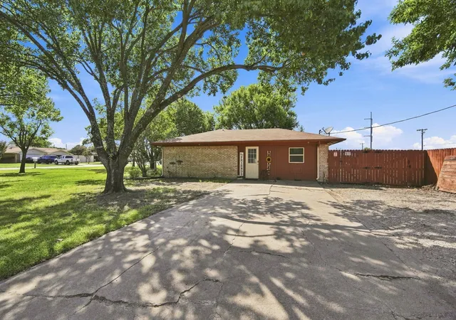 Photo 3 of Single family home for sale at 300 Pebble Creek Ln, Red Oak, TX 75154 | MLS# 21316982 | Listing updated on 2026-09-22