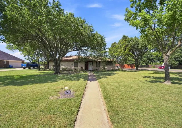 Photo 4 of Single family home for sale at 300 Pebble Creek Ln, Red Oak, TX 75154 | MLS# 21316982 | Listing updated on 2026-09-22