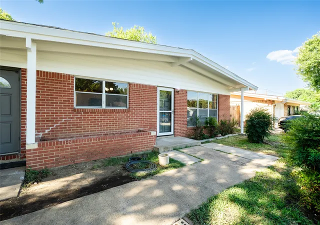 4th image of 2821 Yale St, Irving, TX 75061 | MLS# 21342186