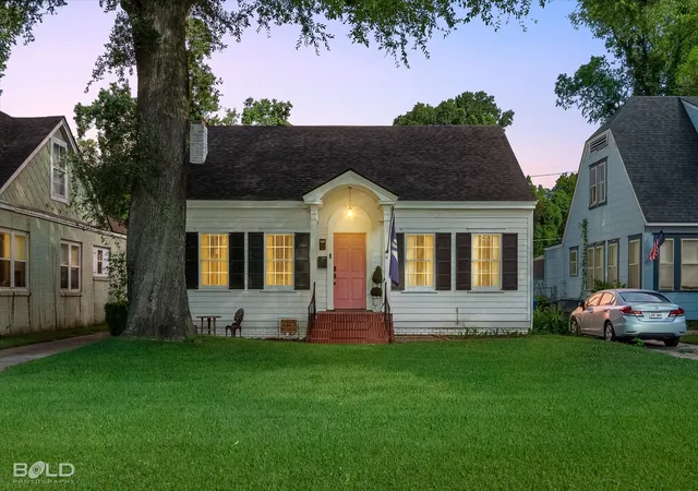 Single family home for sale at 3444 Beverly Pl, Shreveport, LA 71105 | MLS# 21339614
