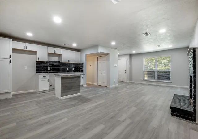 3rd image of 451 Southport Dr, Dallas, TX 75232 | MLS# 21342053