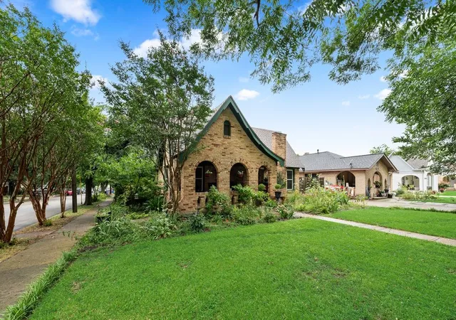 Photo 2 of Single family home for sale at 2502 Burlington Blvd, Dallas, TX 75211 | MLS# 21342243 | Listing updated on 2026-08-28
