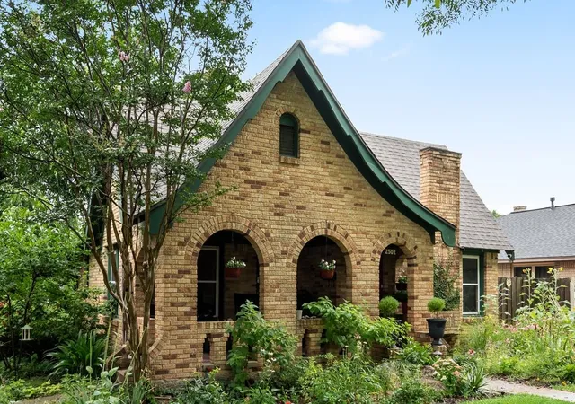 Photo 3 of Single family home for sale at 2502 Burlington Blvd, Dallas, TX 75211 | MLS# 21342243 | Listing updated on 2026-08-28