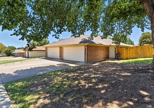 Photo 3 of Single family home for sale at 6905 W Cleburne Rd, Fort Worth, TX 76133 | MLS# 21338540 | Listing updated on 2026-09-03