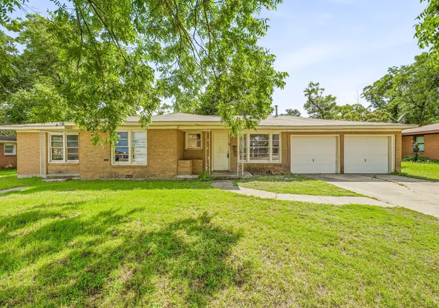 Photo 1 of Single family home for sale at 594 N Harbin Dr, Stephenville, TX 76401 | MLS# 21342370 | Listing updated on 2026-07-27