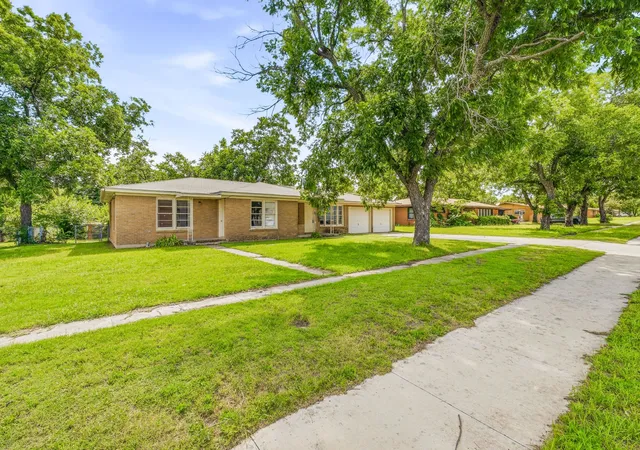 Photo 2 of Single family home for sale at 594 N Harbin Dr, Stephenville, TX 76401 | MLS# 21342370 | Listing updated on 2026-07-27