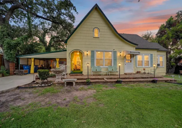 Single family home for sale at 205 Wykagyl St, Kaufman, TX 75142 | MLS# 21338908