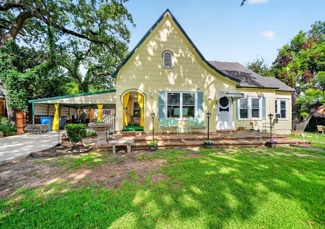 Photo 3 of Single family home for sale at 205 Wykagyl St, Kaufman, TX 75142 | MLS# 21338908 | Listing updated on 2026-10-07