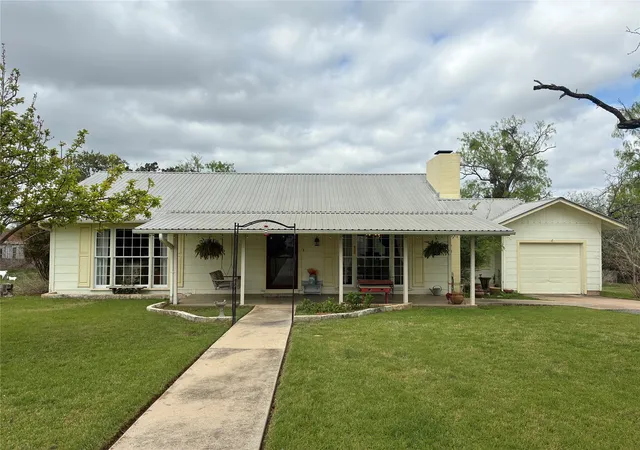 Photo 1 of Single family home for sale at 408 S Porter St, Lampasas, TX 76550 | MLS# 21342252 | Listing updated on 2026-08-26