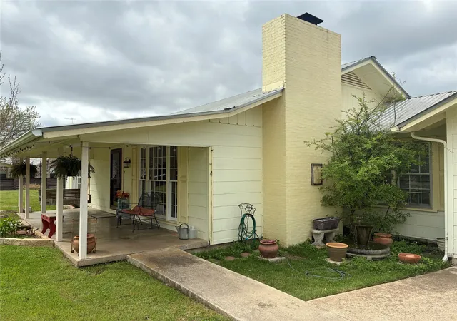 Photo 2 of Single family home for sale at 408 S Porter St, Lampasas, TX 76550 | MLS# 21342252 | Listing updated on 2026-08-26