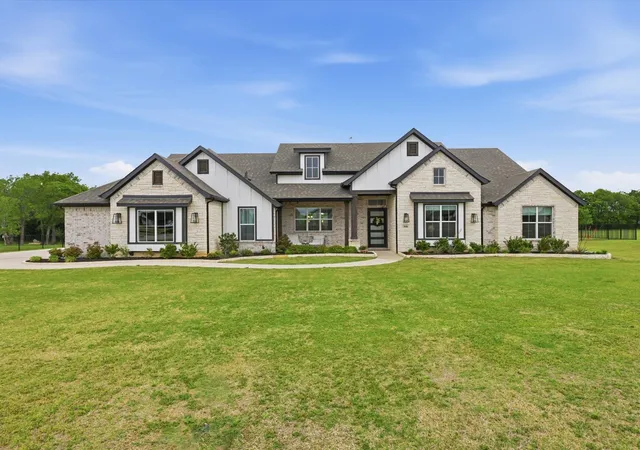 Photo 1 of Single family home for sale at 300 Waterview Dr, Gunter, TX 75058 | MLS# 21342220 | Listing updated on 2026-10-05