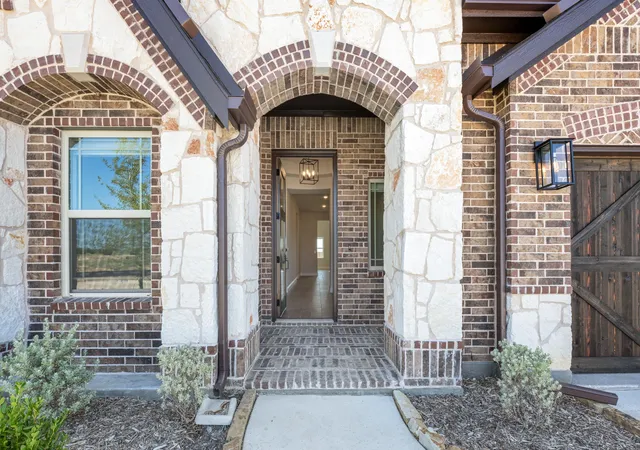 Photo 3 of Sale Pending at 2641 Longbow Dr, Rockwall, TX 75032 | MLS# 21342636 | Listing updated on 2026-08-28