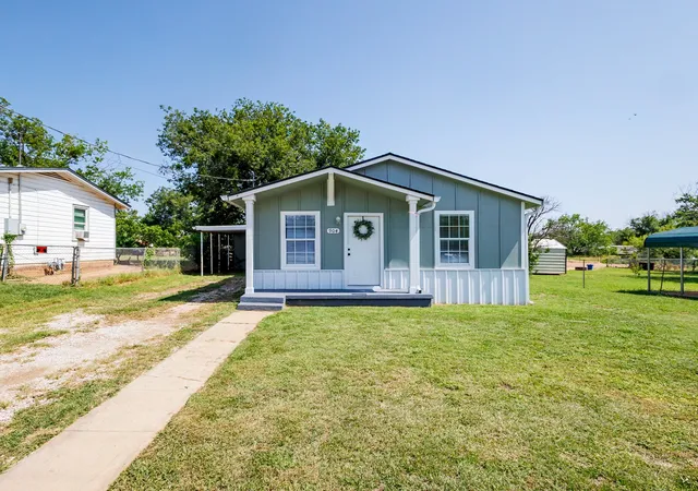 Photo 1 of Single family home for sale at 904 W 1st St, Coleman, TX 76834 | MLS# 21338348 | Listing updated on 2026-08-27