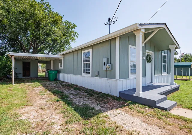 Photo 3 of Single family home for sale at 904 W 1St St, Coleman, TX 76834 | MLS# 21338348 | Listing updated on 2026-08-27