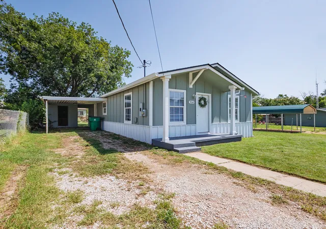 Photo 4 of Single family home for sale at 904 W 1St St, Coleman, TX 76834 | MLS# 21338348 | Listing updated on 2026-08-27