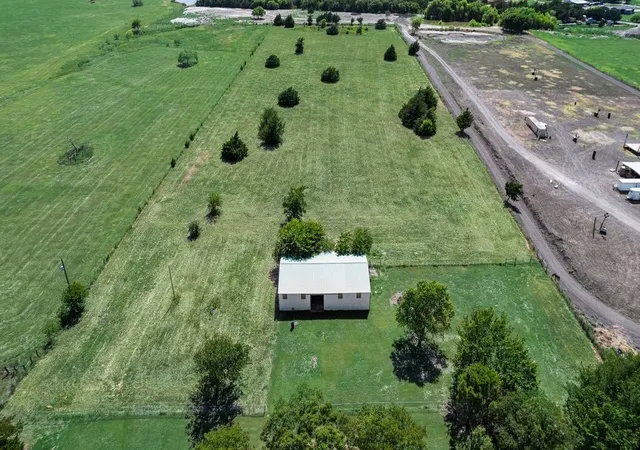 Photo 4 of House for sale at 824 Batchler Rd, Red Oak, TX 75154 | MLS# 21342358 | Listing updated on 2026-08-24