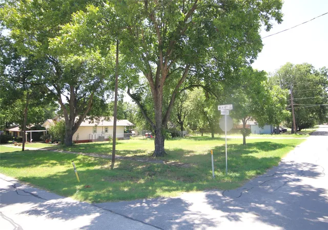 2nd image of 523 W 4th St, Justin, TX 76247 | MLS# 21341582