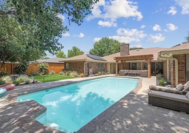 Photo 1 of Single family home for sale at 1223 Heather St, Grapevine, TX 76051 | MLS# 21342540 | Listing updated on 2026-09-29