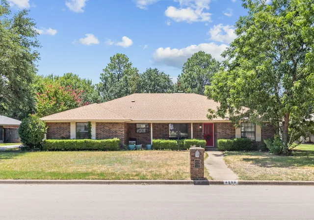 Photo 3 of Single family home for sale at 1223 Heather St, Grapevine, TX 76051 | MLS# 21342540 | Listing updated on 2026-09-29