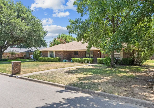 Photo 4 of Single family home for sale at 1223 Heather St, Grapevine, TX 76051 | MLS# 21342540 | Listing updated on 2026-09-29