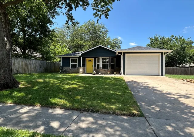 Photo 1 of Single family home for sale at 1325 E Jones St, Sherman, TX 75090 | MLS# 21342394 | Listing updated on 2026-09-21
