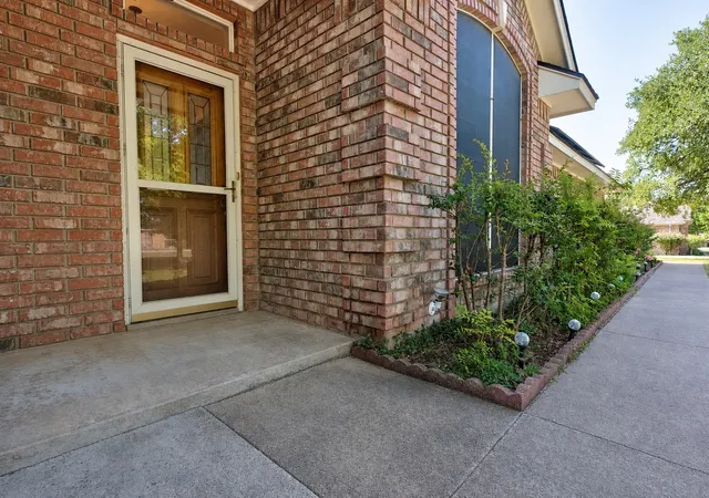 Photo 4 of Single family home for sale at 213 Diamond Oaks Dr, Hudson Oaks, TX 76087 | MLS# 21342820 | Listing updated on 2026-07-27