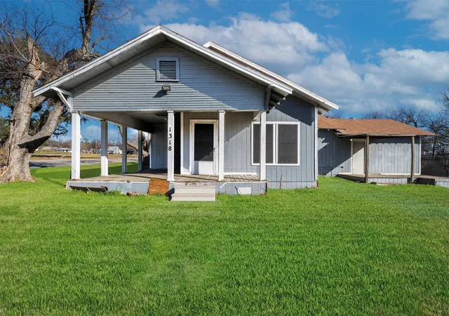 Photo 2 of Single family home for sale at 1318 Hanover St, Weatherford, TX 76086 | MLS# 21342976 | Listing updated on 2026-07-28