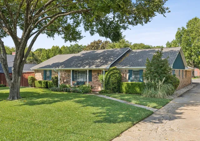 Photo 1 of Single family home for sale at 137 Southwood Dr, Lancaster, TX 75146 | MLS# 21340492 | Listing updated on 2026-08-27