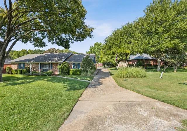 Photo 3 of Single family home for sale at 137 Southwood Dr, Lancaster, TX 75146 | MLS# 21340492 | Listing updated on 2026-08-27