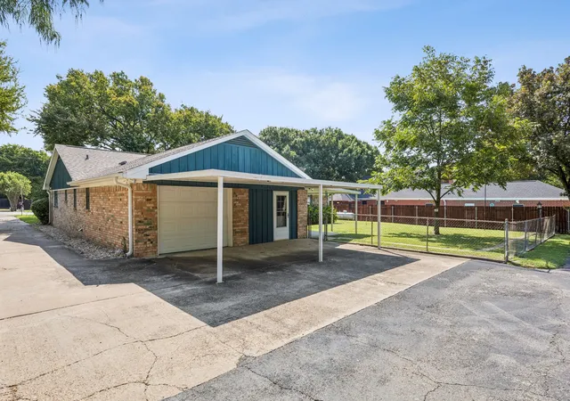 Photo 3 of Single family home for sale at 137 Southwood Dr, Lancaster, TX 75146 | MLS# 21340492 | Listing updated on 2026-08-27
