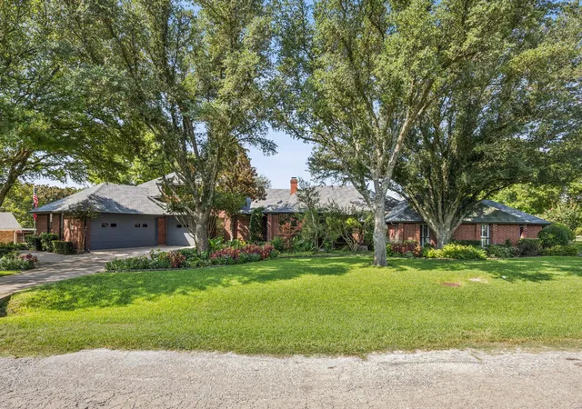 Photo 2 of Single family home for sale at 201 Oakwood Dr, Lancaster, TX 75146 | MLS# 21340654 | Listing updated on 2026-08-27